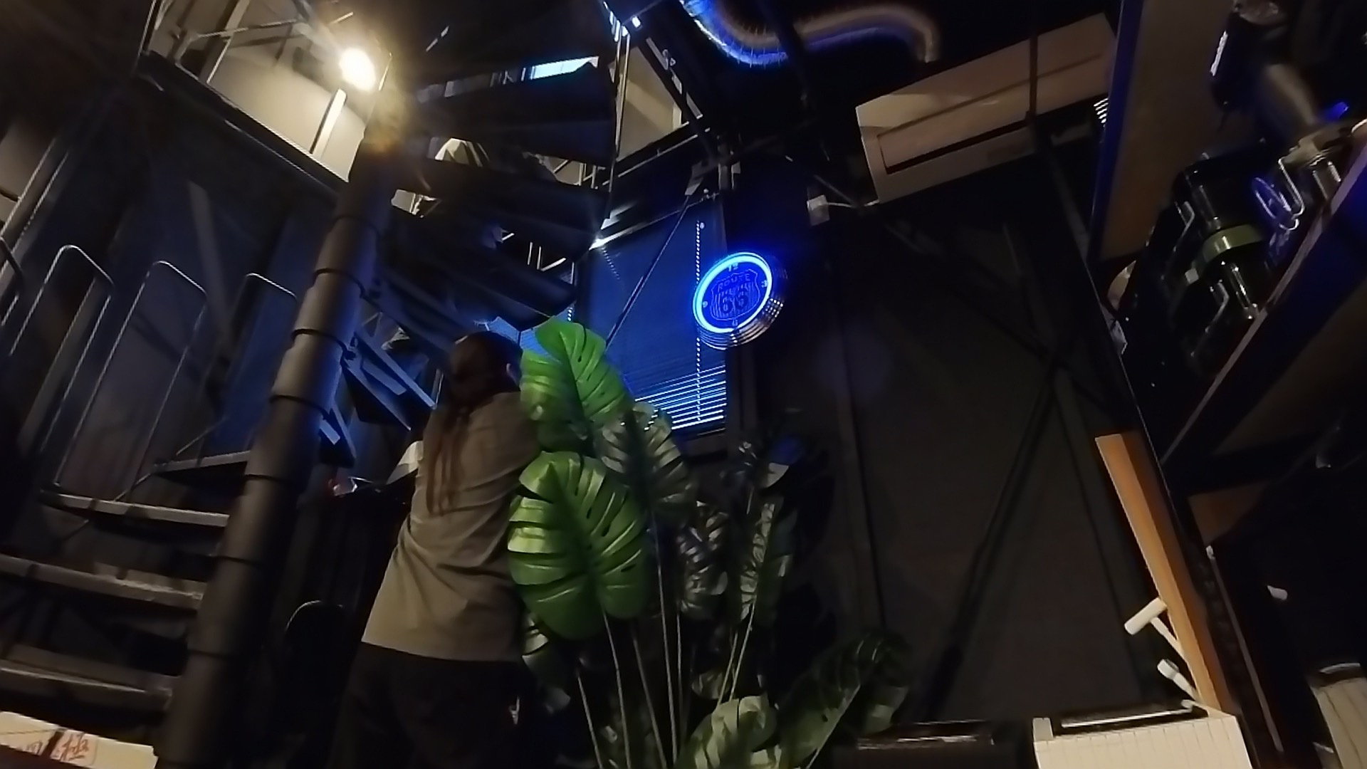 螺旋階段の高所窓へのブラインド設置工事(西日対策)