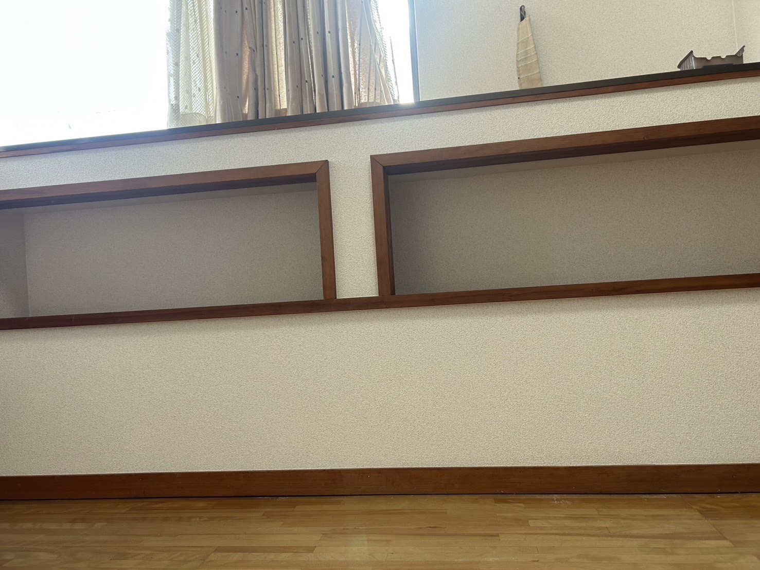 8畳間の壁紙貼り替え工事